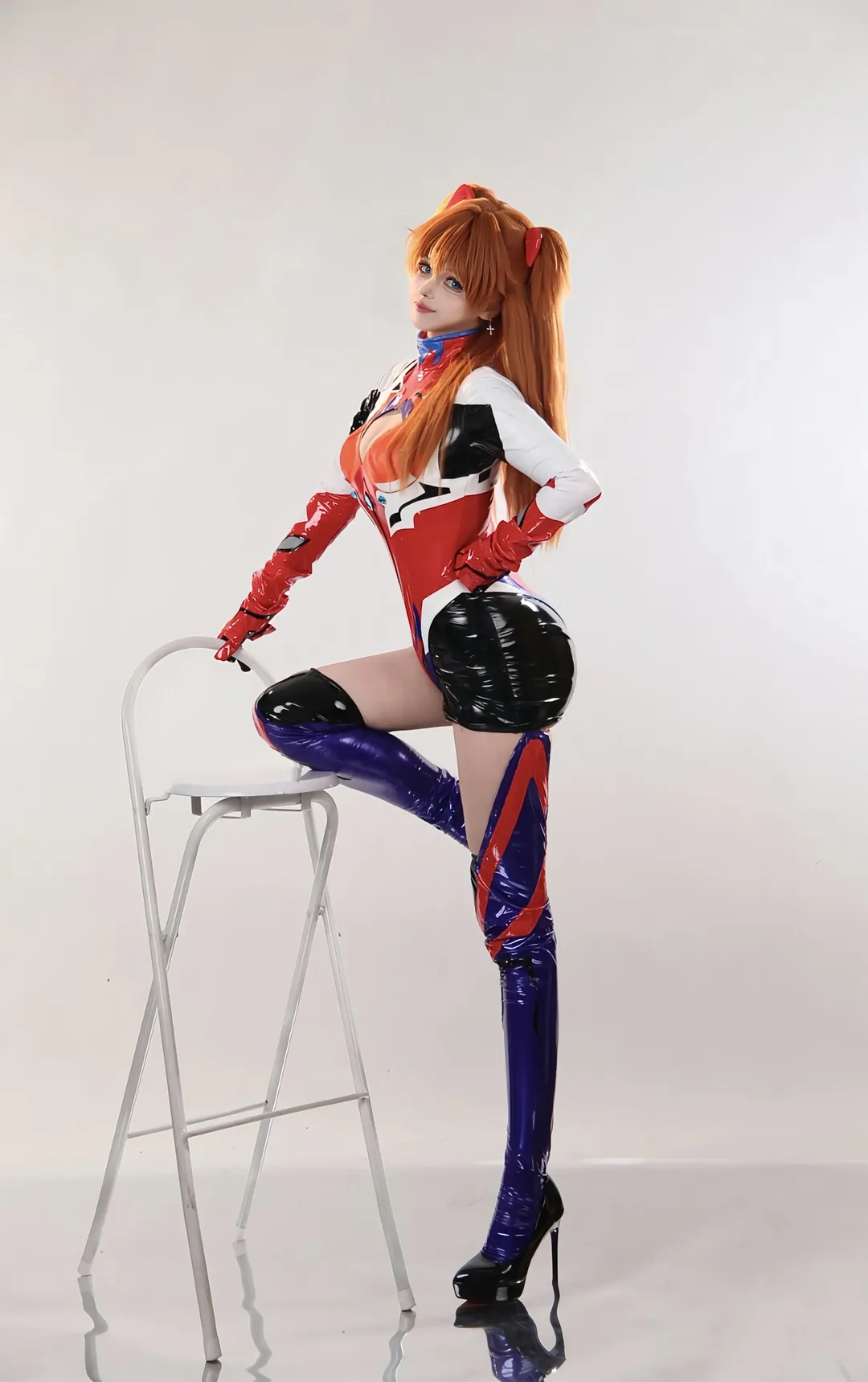 【明日香cos】战斗服反光质感拉满，动作分享来了 - 第 3 张