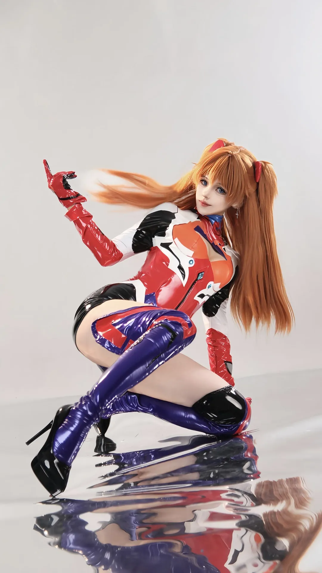 【明日香cos】战斗服反光质感拉满，动作分享来了 - 第 4 张