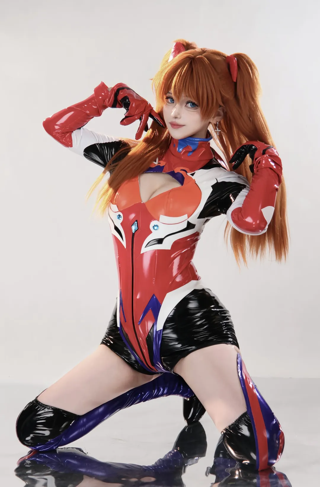 【明日香cos】战斗服反光质感拉满，动作分享来了 - 第 5 张