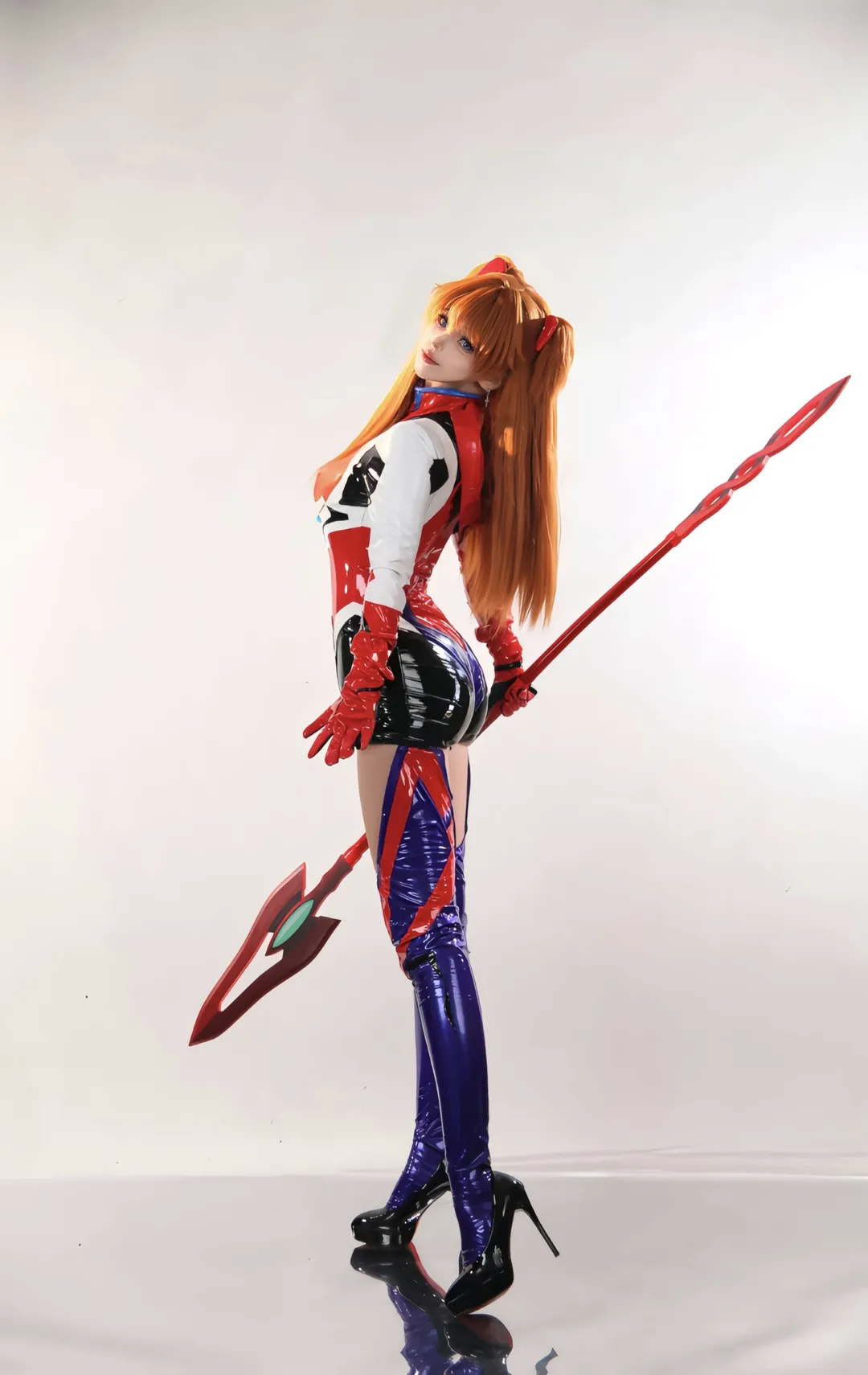 【明日香cos】战斗服反光质感拉满，动作分享来了 - 第 7 张