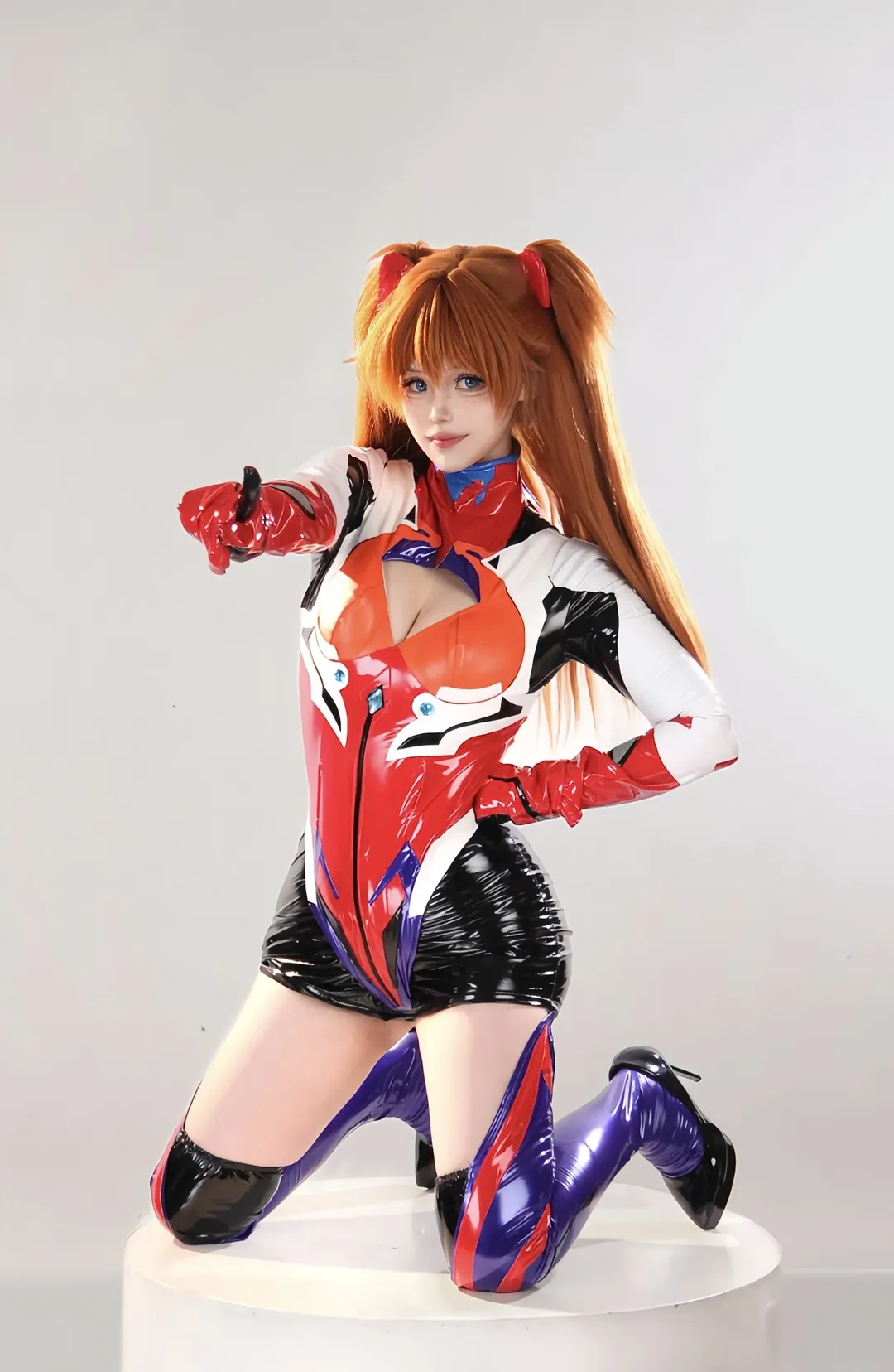 【明日香cos】战斗服反光质感拉满，动作分享来了 - 第 8 张