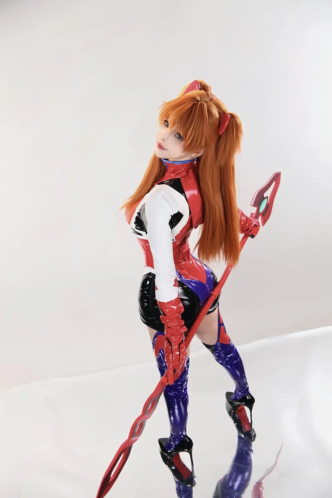 【明日香cos】战斗服反光质感拉满，动作分享来了 - 第 9 张