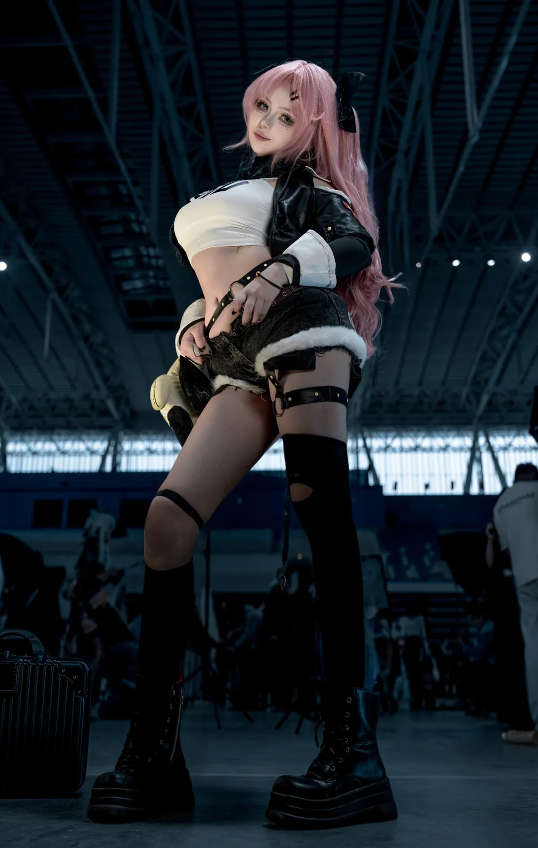 【にこ コスプレ】ゼンレスゾーンゼロで目を奪われるウエストヒップ比と堂々たるステップ - 1 枚目