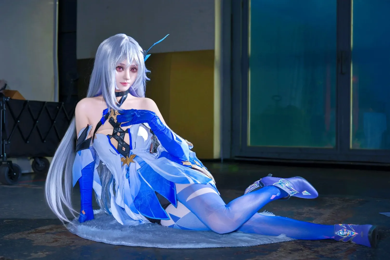 [Skirk Cosplay] The Serene Beauty of Interwoven Blue and White: Genshin Impact Character Portrayal - Image 3