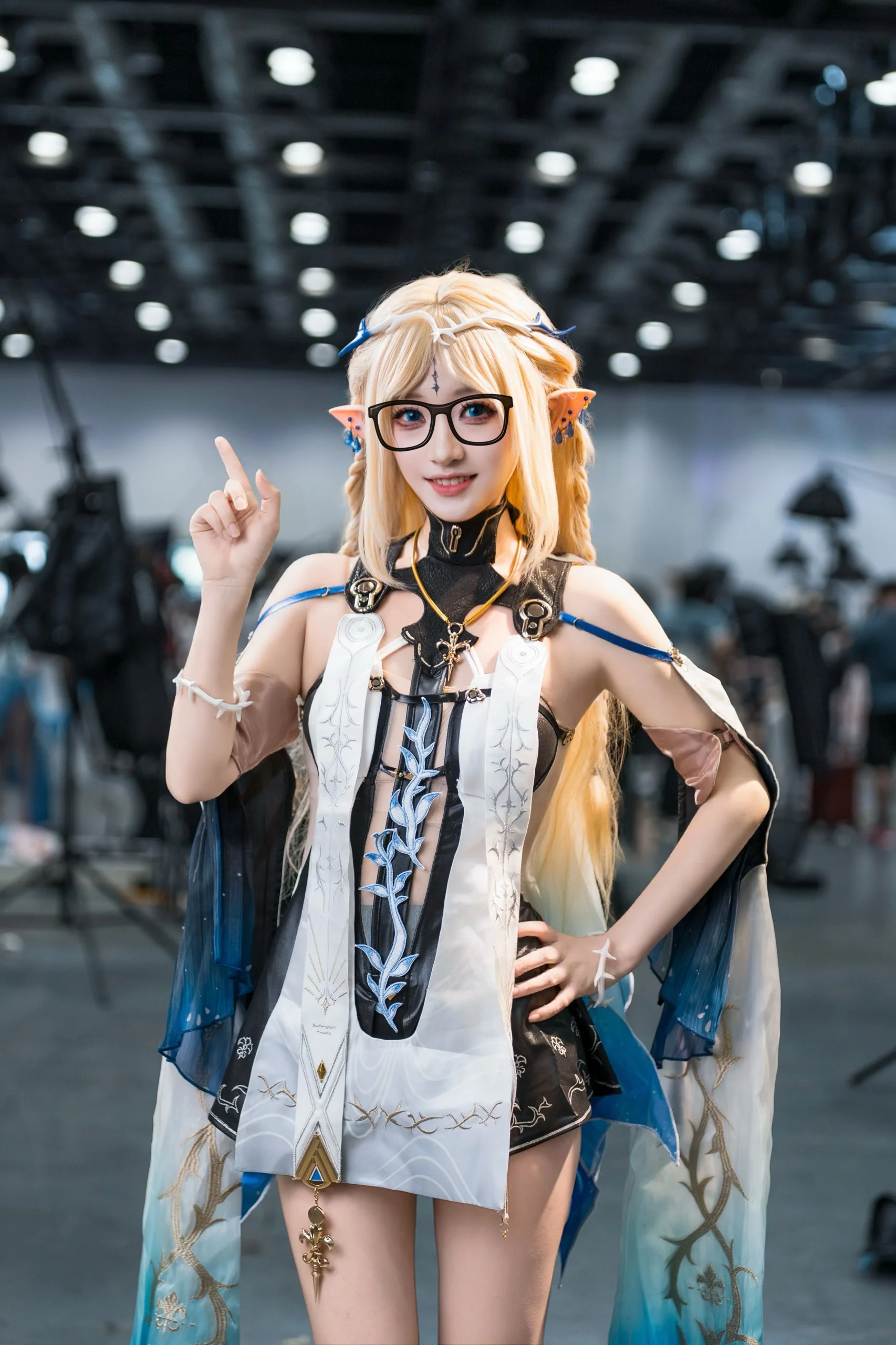 【卡提希娅cos】鸣潮里的精灵少女，戴上眼镜的别样反差萌 - 第 2 张