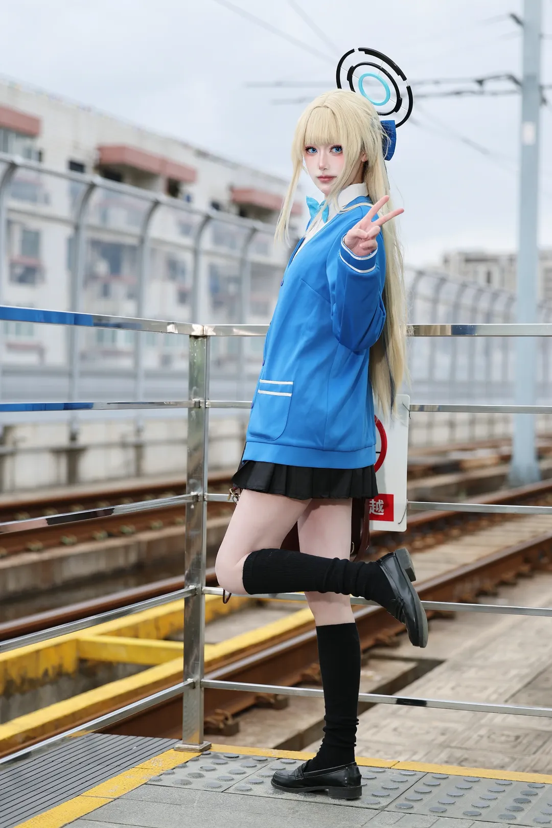 [Asuma Toki cosplay] Quiet Moments at the Station in Blue Archive - Image 2