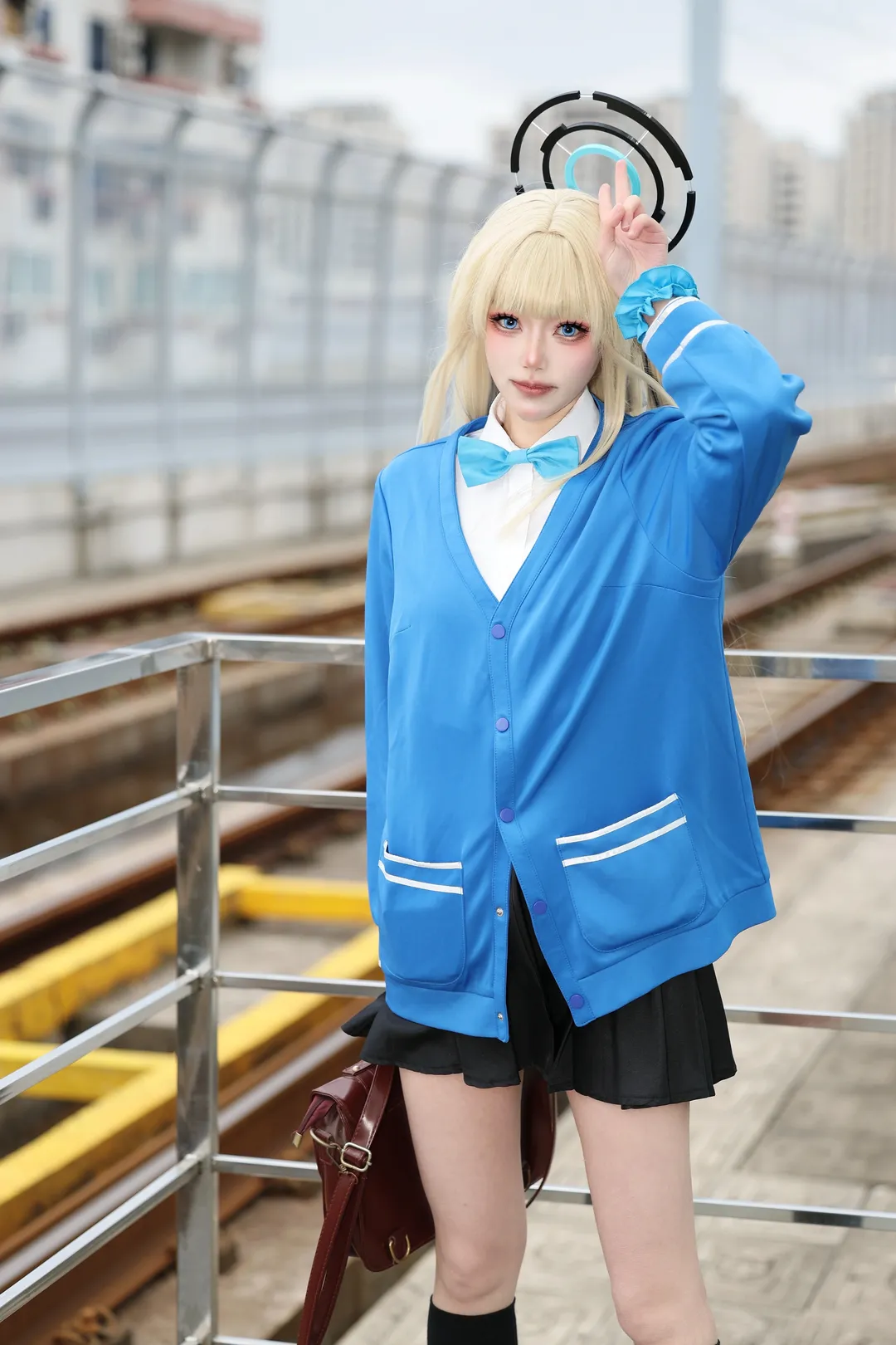 [Asuma Toki cosplay] Quiet Moments at the Station in Blue Archive - Image 4