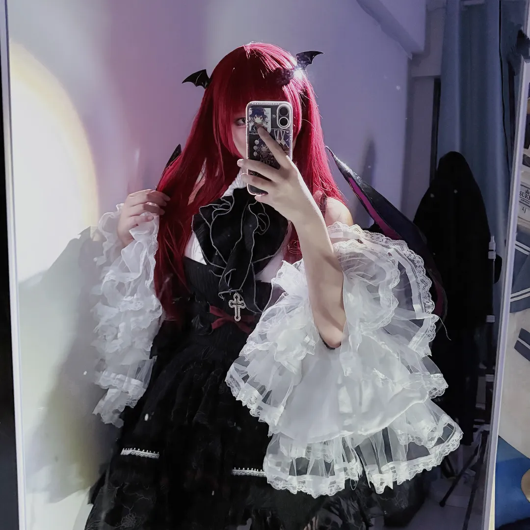 [Touhou Project Cosplay] Daily Mirror Selfies with Red Wig, Little Devil Wings, and Black-and-White Sheer Sleeves - Image 2