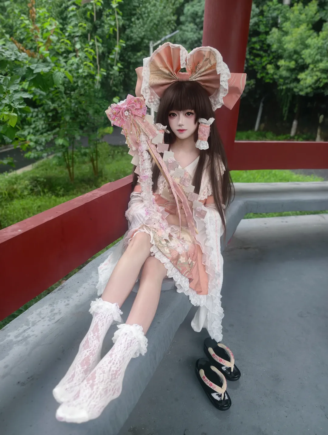 【博丽灵梦cos】粉缎轻纱下的灵梦，朱栏绿荫中的抓拍