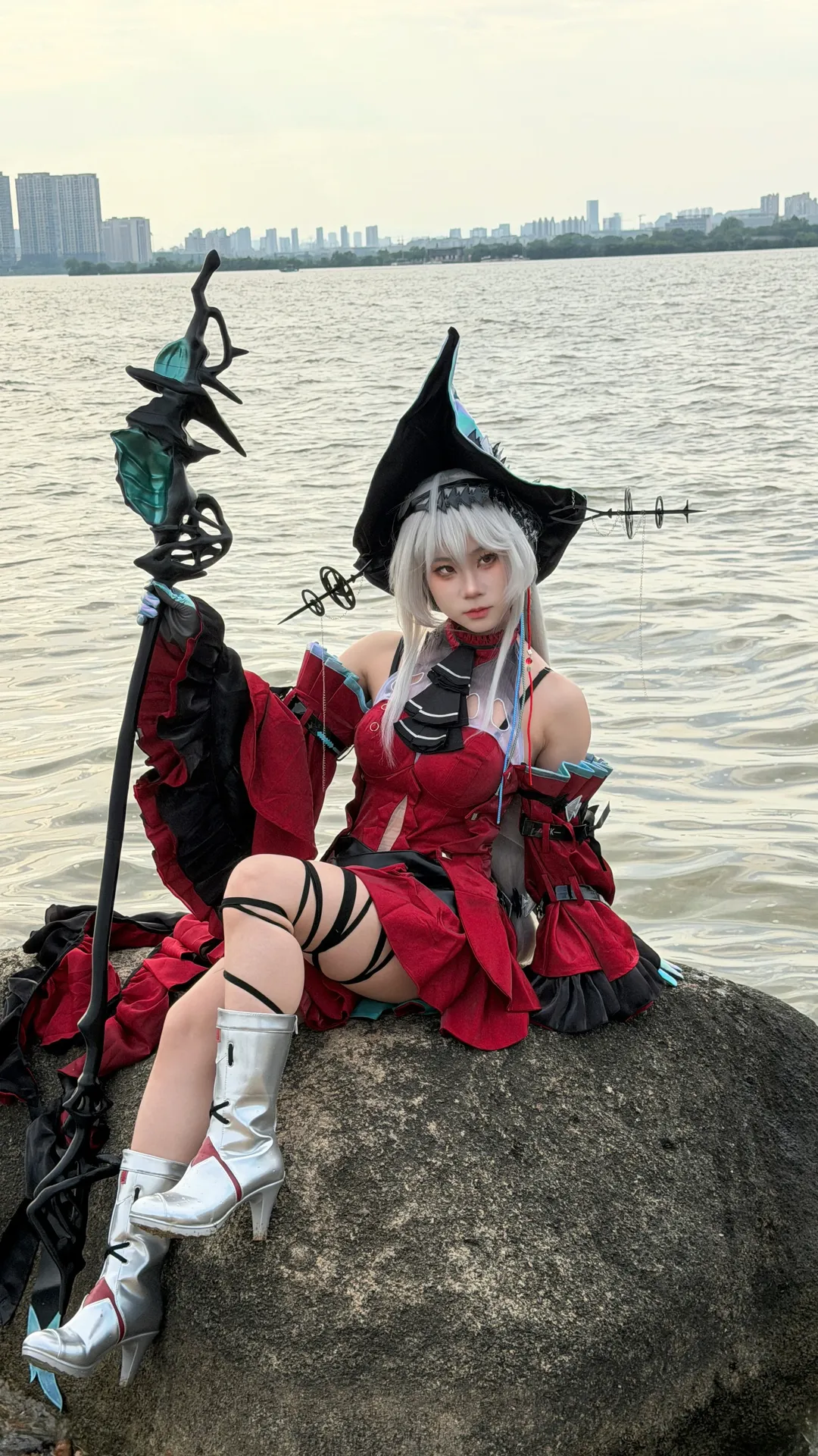 【浊心斯卡蒂cos】水边花絮，别问我的帽子重不重 - 第 1 张
