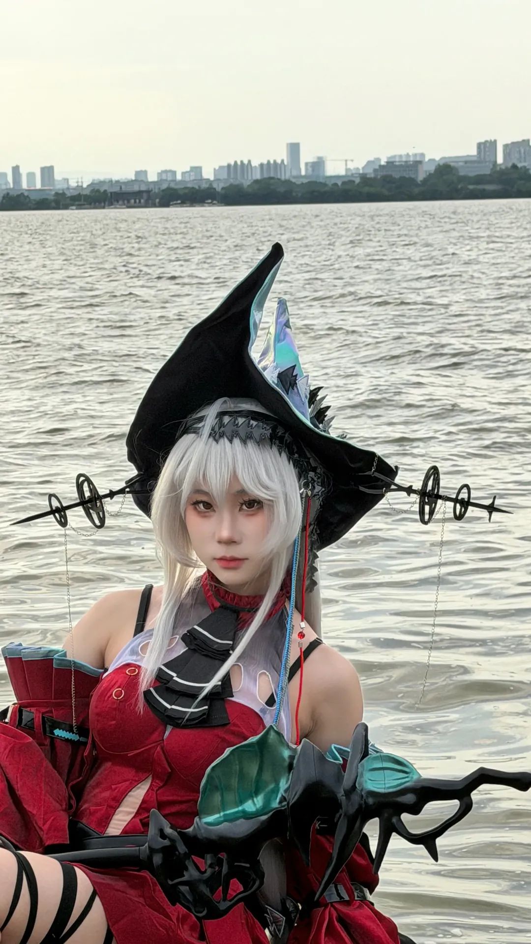 【浊心斯卡蒂cos】水边花絮，别问我的帽子重不重 - 第 2 张