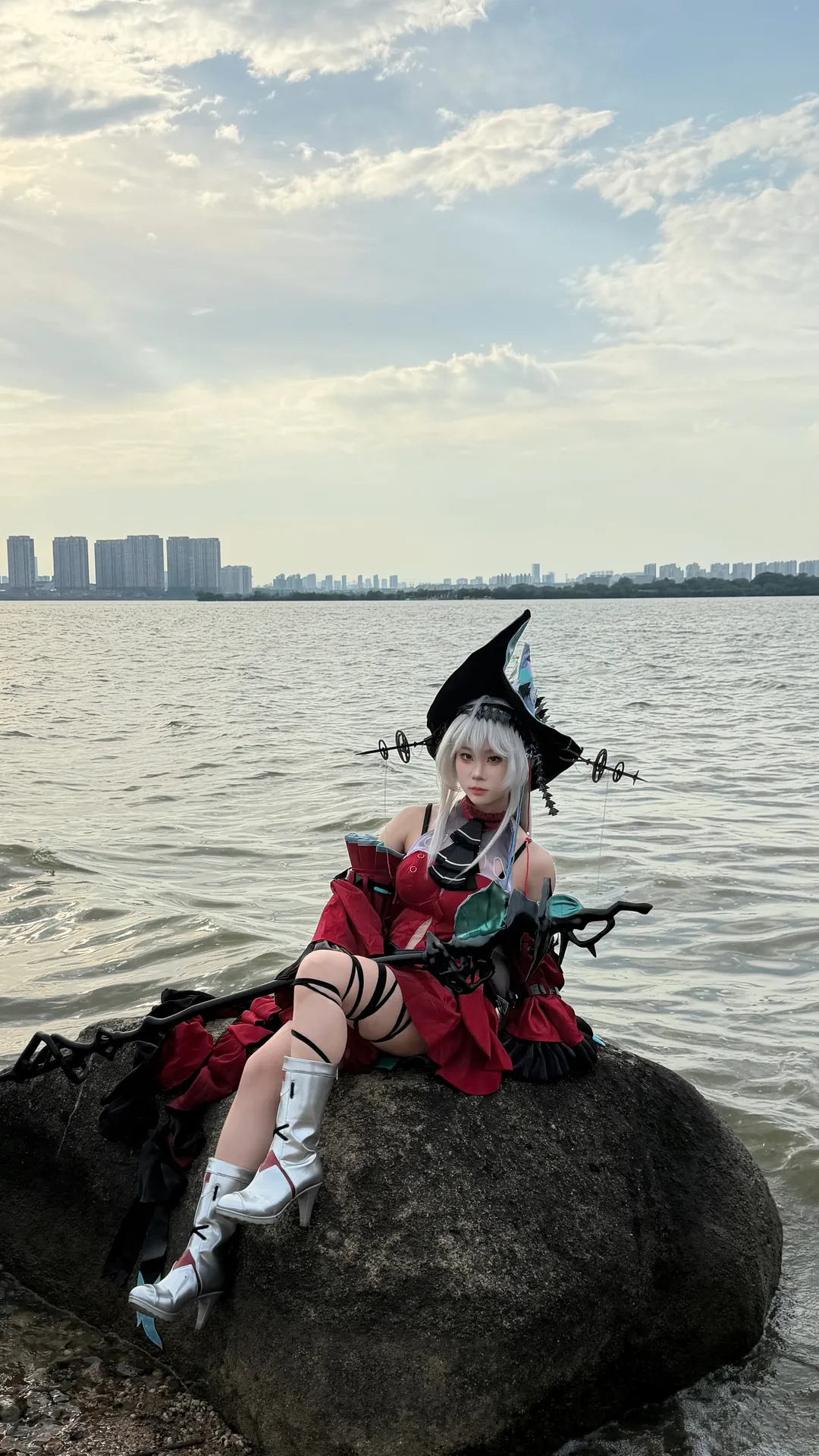 【浊心斯卡蒂cos】水边花絮，别问我的帽子重不重