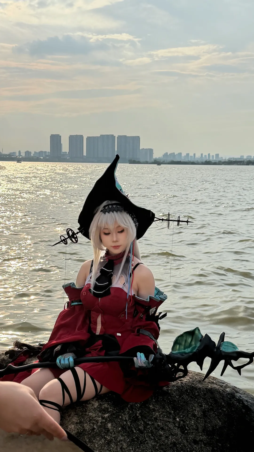 【浊心斯卡蒂cos】水边花絮，别问我的帽子重不重 - 第 4 张