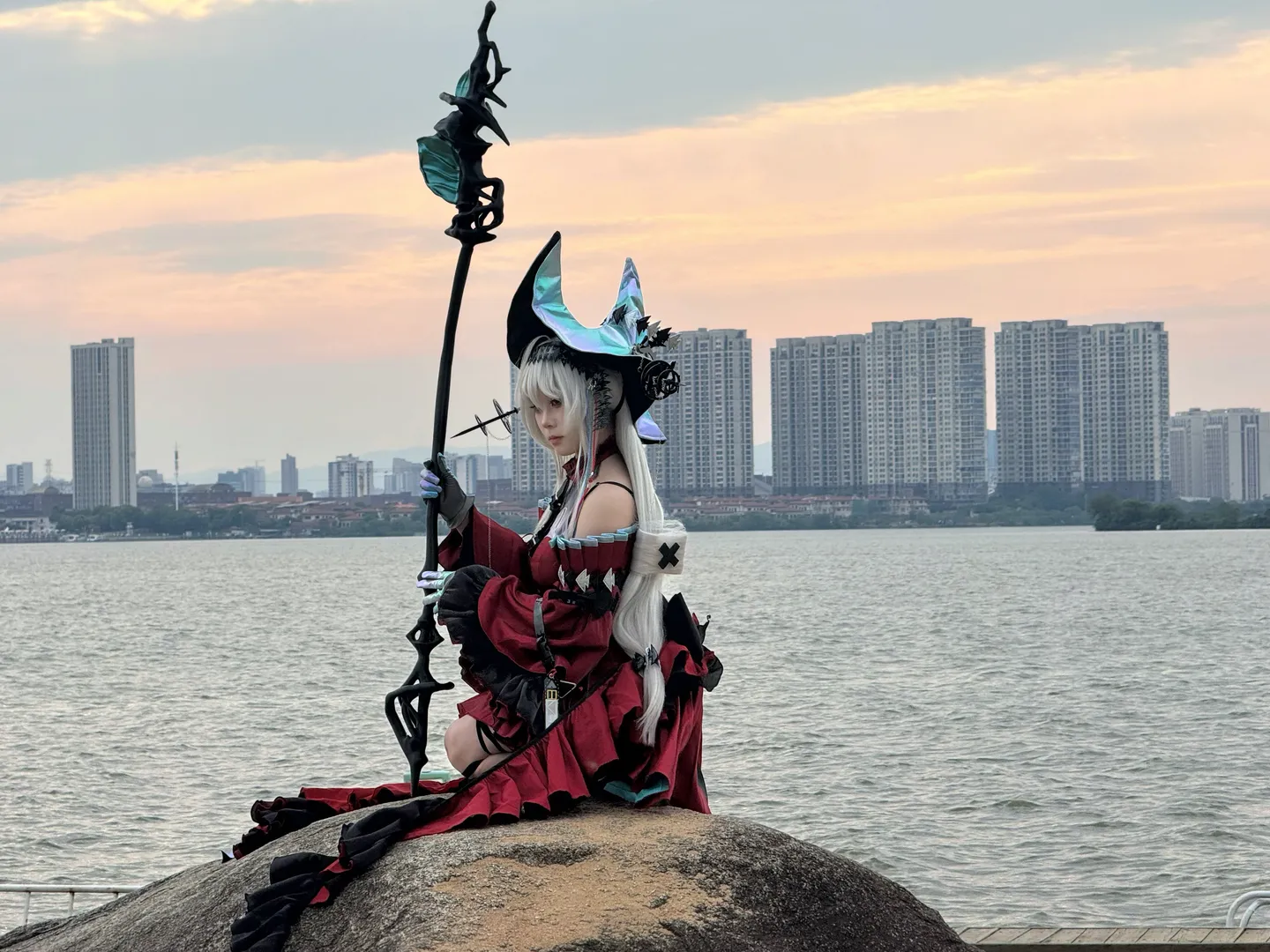 【浊心斯卡蒂cos】水边花絮，别问我的帽子重不重 - 第 5 张
