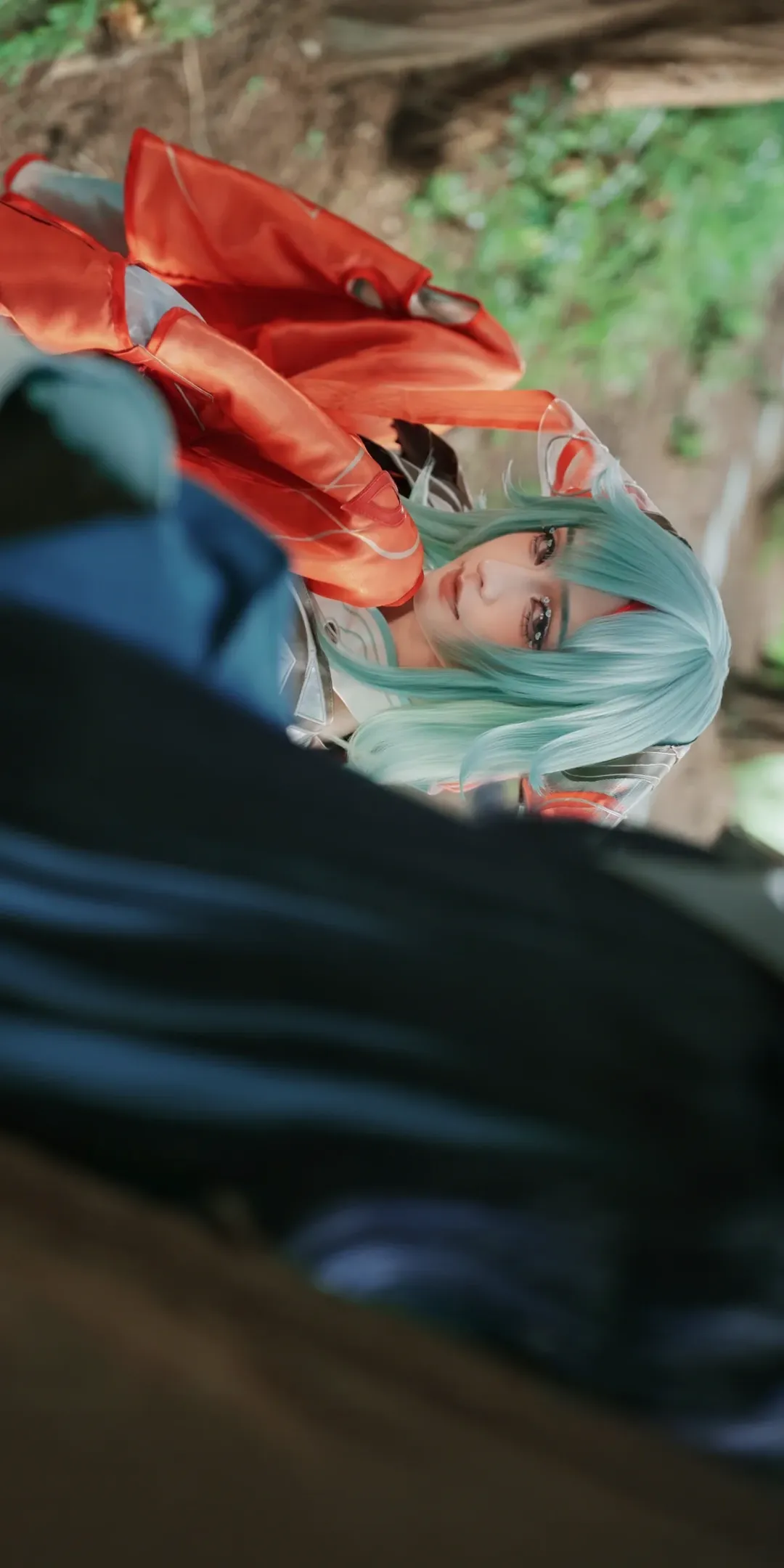 [Dyadia cosplay] Honor of Kings Qiyuan Duo: Red and White Partners in Natural Dawn Redwood Forest - Image 3