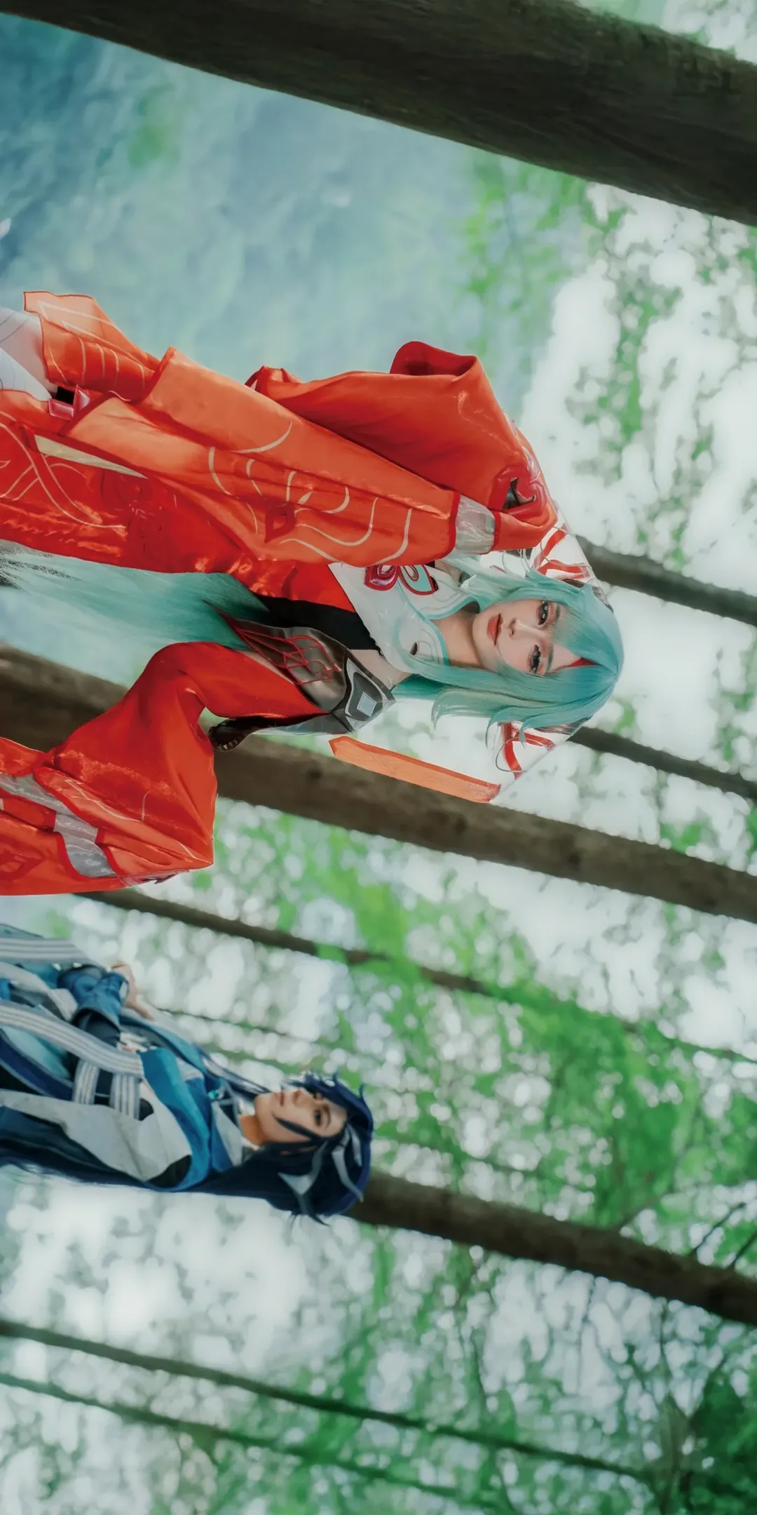 [Dyadia cosplay] Honor of Kings Qiyuan Duo: Red and White Partners in Natural Dawn Redwood Forest - Image 9