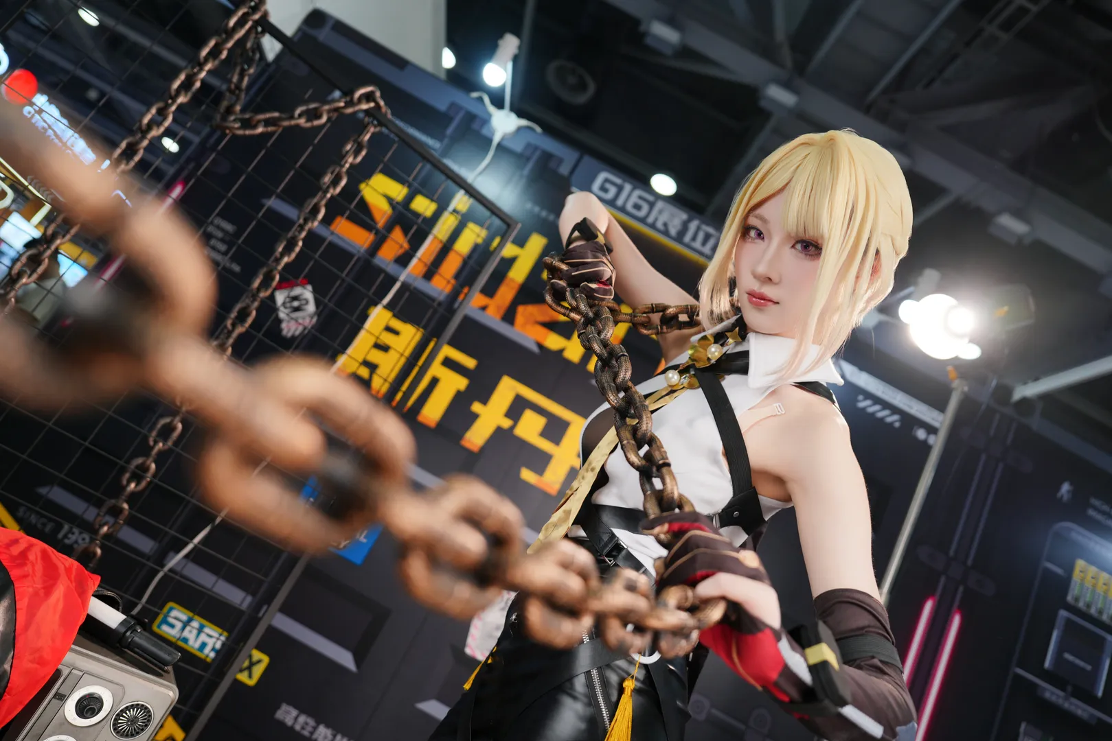 【伊芙琳cos】绝区零展台前的从容时刻 - 第 1 张