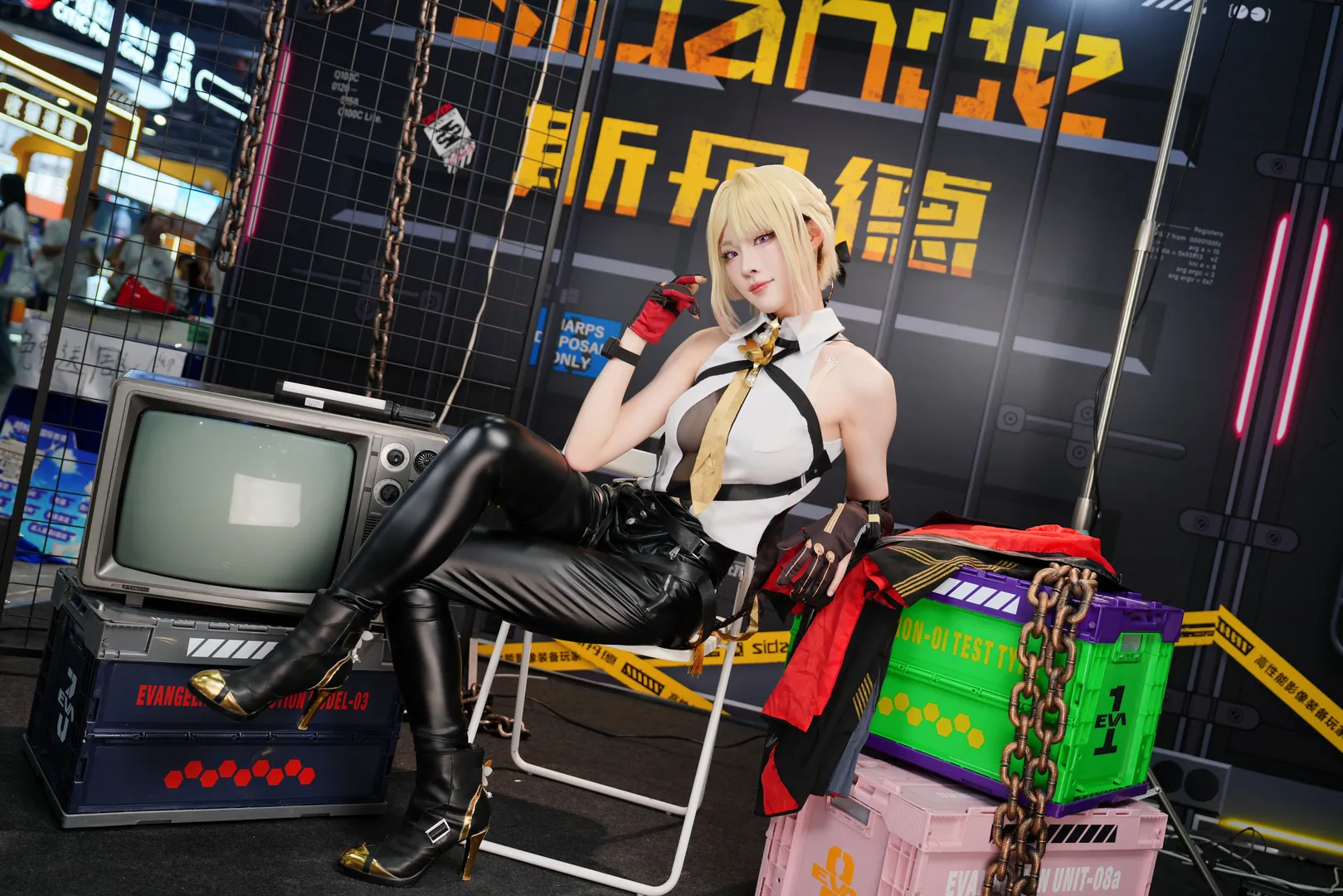 【伊芙琳cos】绝区零展台前的从容时刻 - 第 12 张