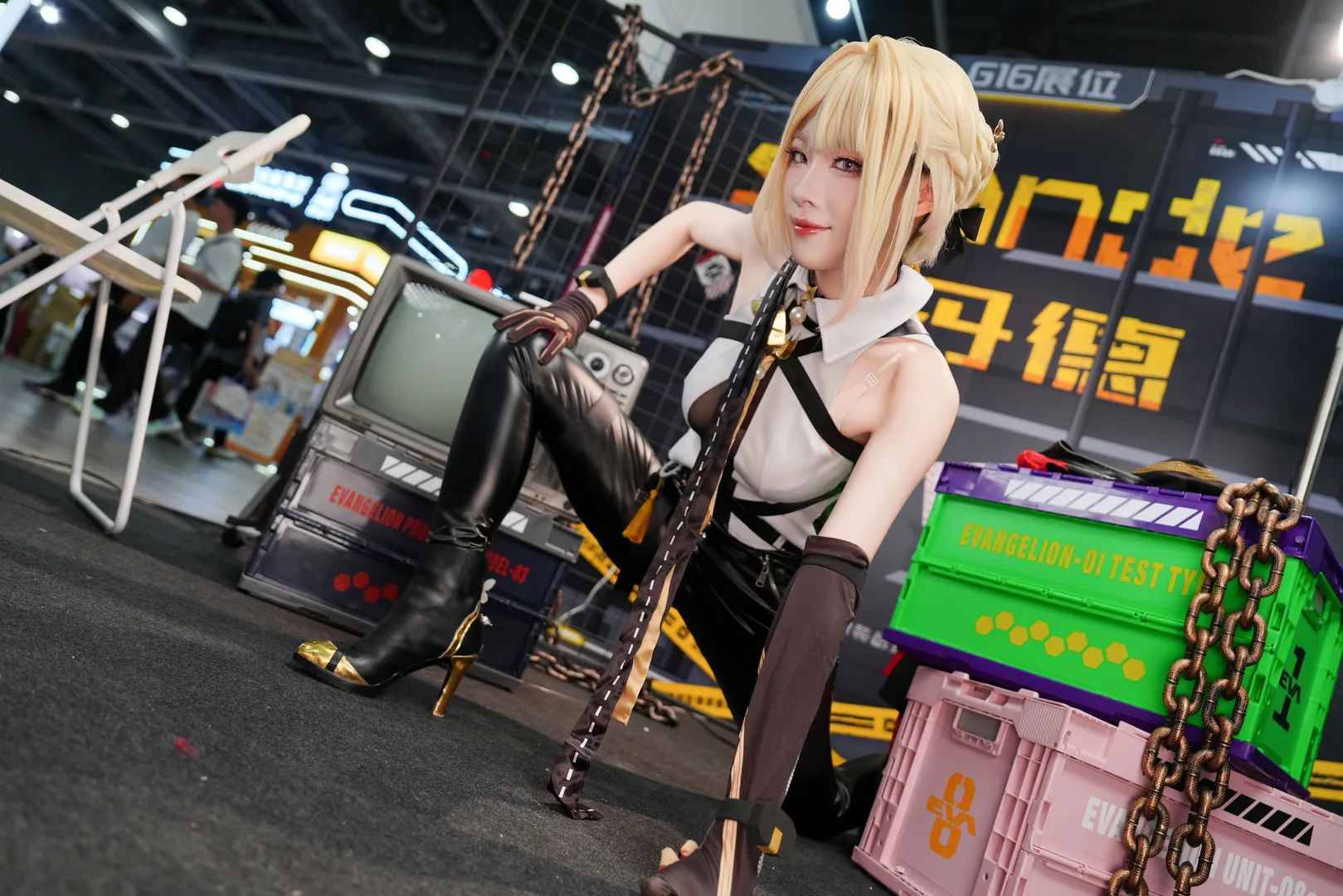 【伊芙琳cos】绝区零展台前的从容时刻 - 第 16 张