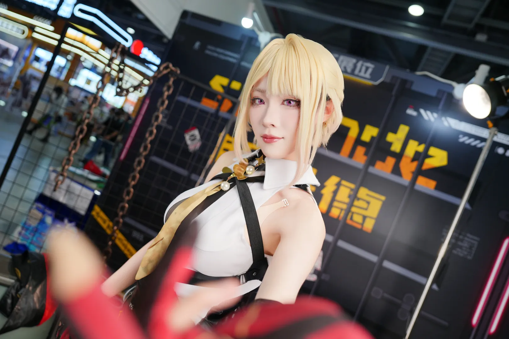 【伊芙琳cos】绝区零展台前的从容时刻 - 第 2 张