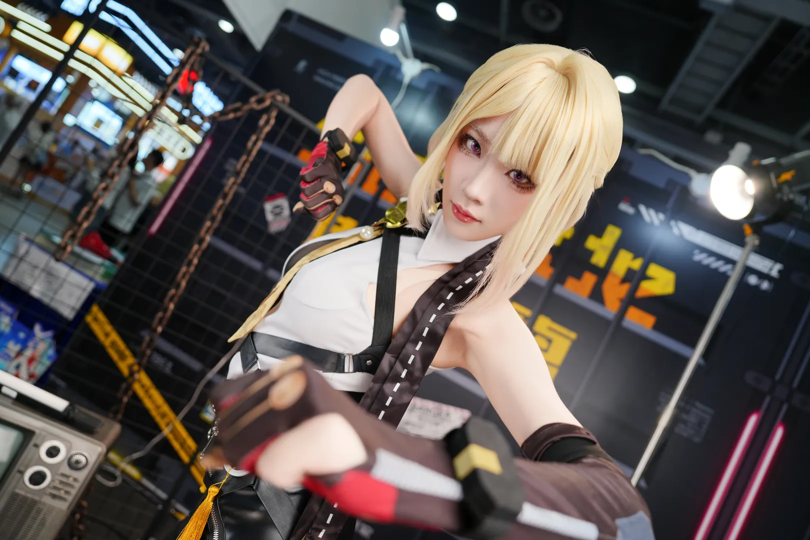 【伊芙琳cos】绝区零展台前的从容时刻 - 第 4 张