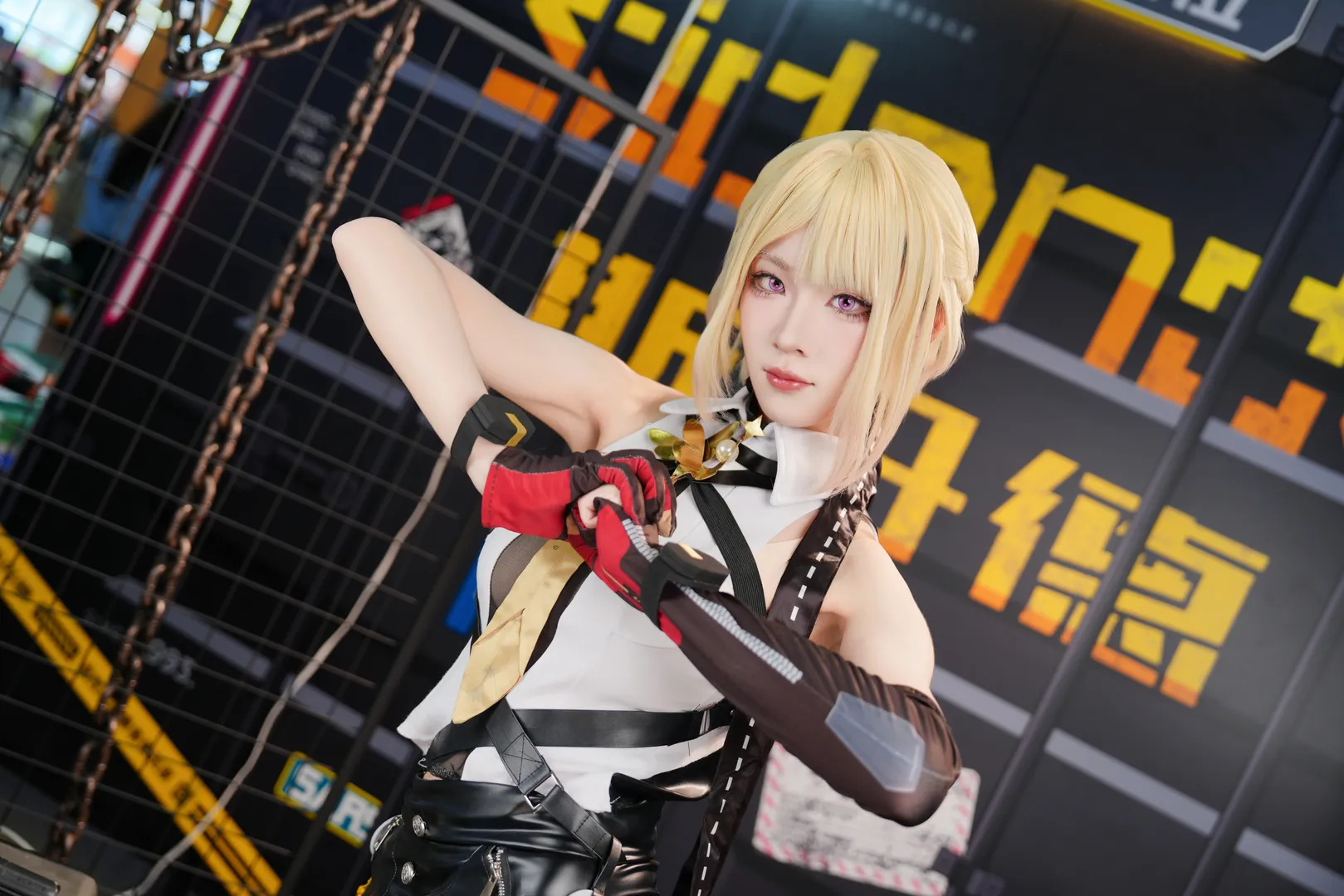 【伊芙琳cos】绝区零展台前的从容时刻 - 第 5 张