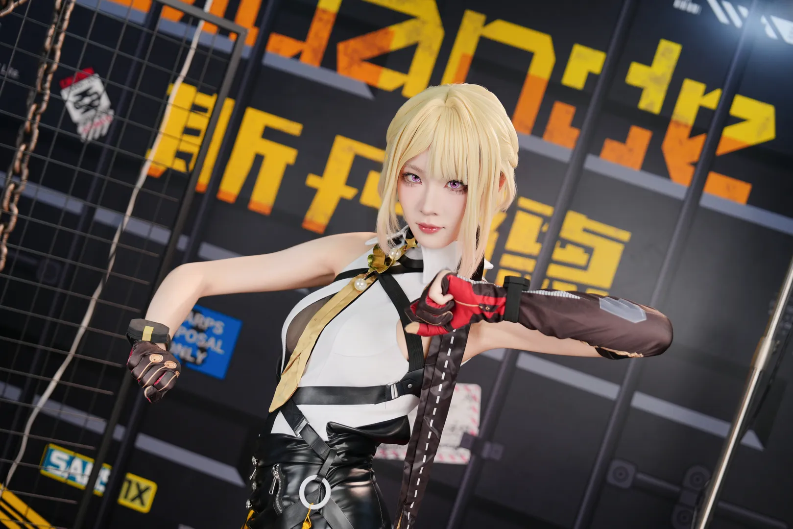 【伊芙琳cos】绝区零展台前的从容时刻 - 第 6 张
