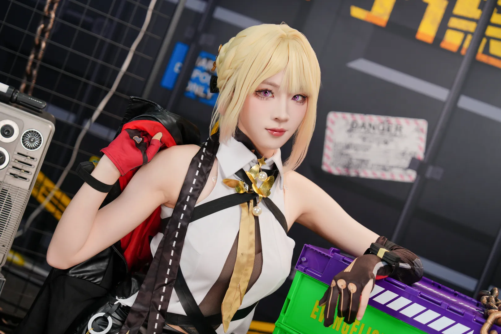 【伊芙琳cos】绝区零展台前的从容时刻 - 第 9 张