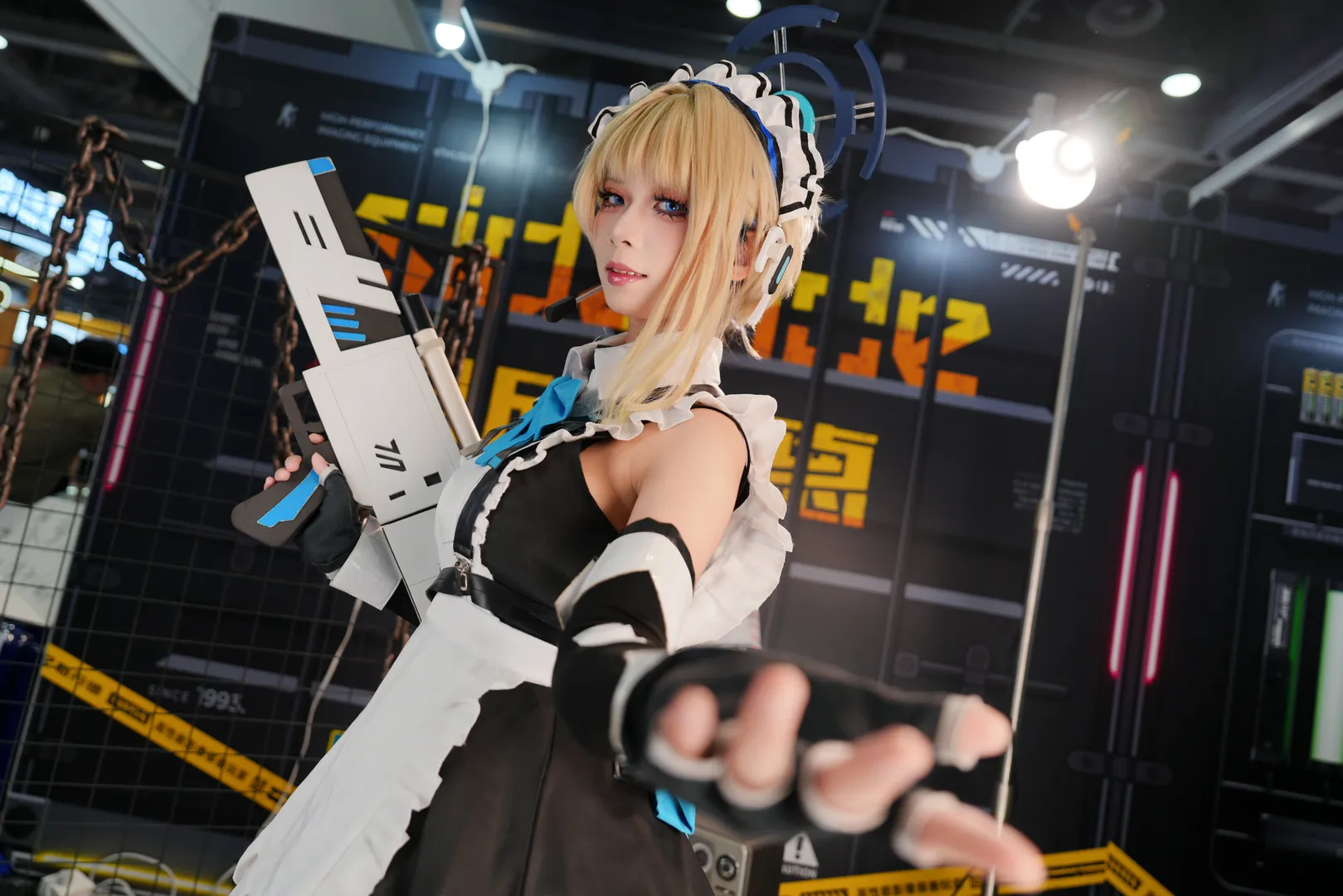 【飞鸟马时cos】蔚蓝档案女仆装，战术少女的漫展日常 - 第 2 张