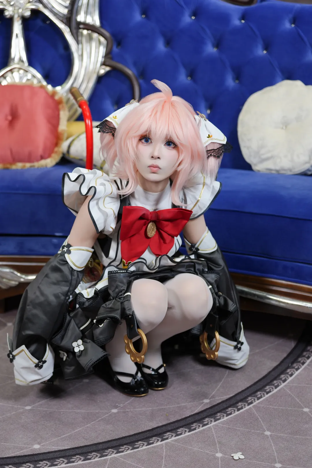 【阿芙cos】白银之城现场拍摄，宝蓝色沙发前的古灵精怪时刻 - 第 1 张