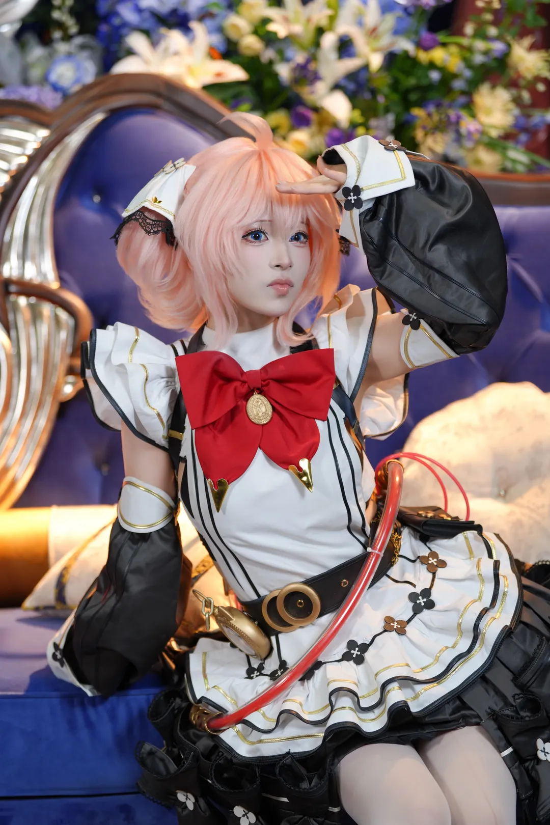 【阿芙cos】白银之城现场拍摄，宝蓝色沙发前的古灵精怪时刻 - 第 3 张