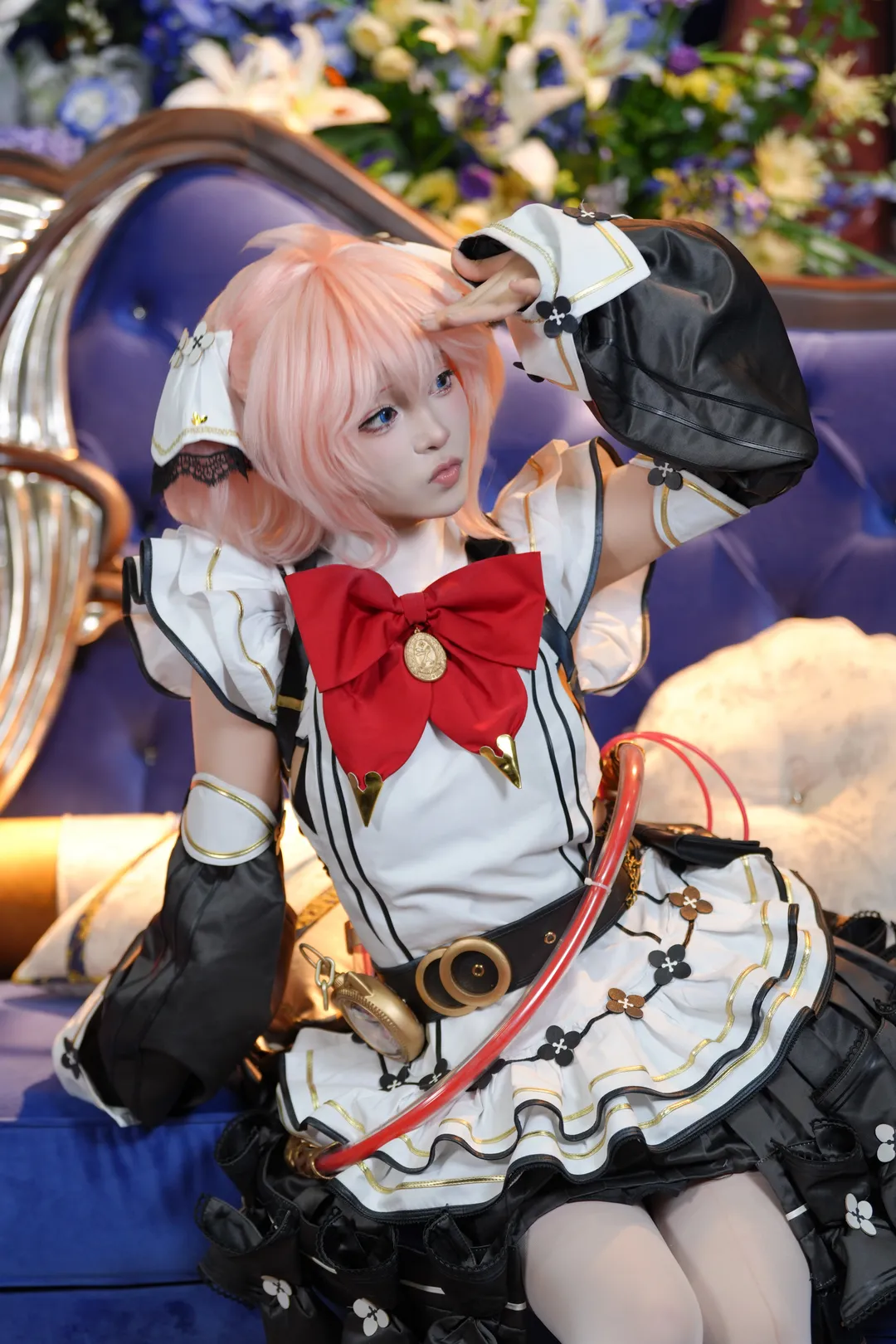 【阿芙cos】白银之城现场拍摄，宝蓝色沙发前的古灵精怪时刻 - 第 4 张
