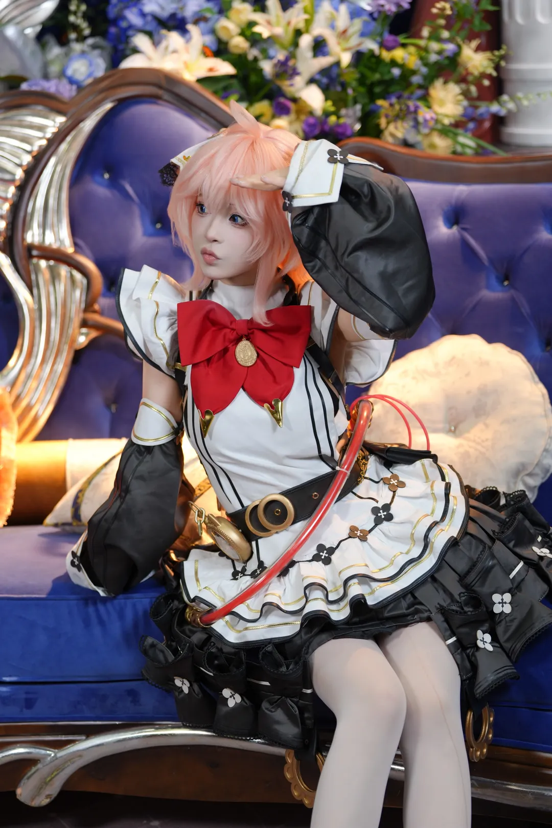 【阿芙cos】白银之城现场拍摄，宝蓝色沙发前的古灵精怪时刻 - 第 6 张