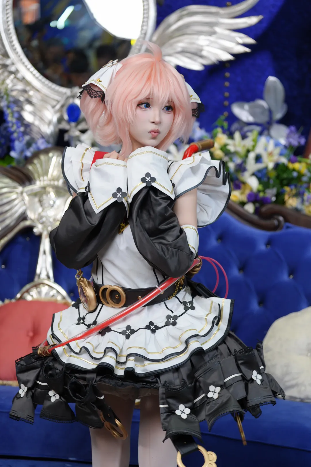 【阿芙cos】白银之城现场拍摄，宝蓝色沙发前的古灵精怪时刻 - 第 7 张