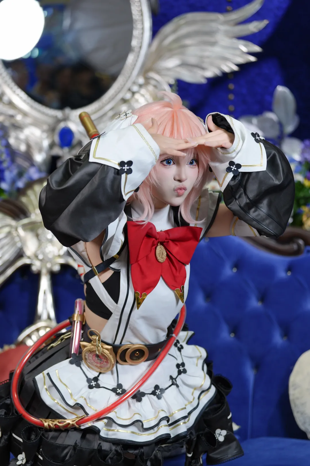 【阿芙cos】白银之城现场拍摄，宝蓝色沙发前的古灵精怪时刻 - 第 8 张