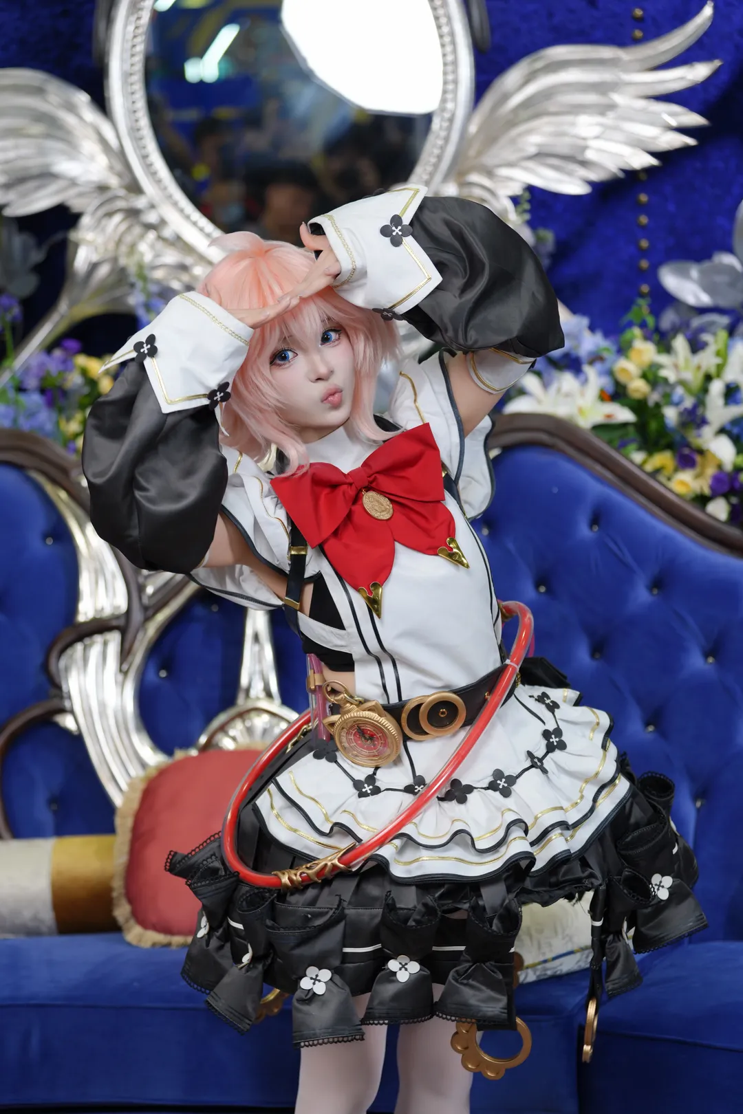 【阿芙cos】白银之城现场拍摄，宝蓝色沙发前的古灵精怪时刻 - 第 9 张