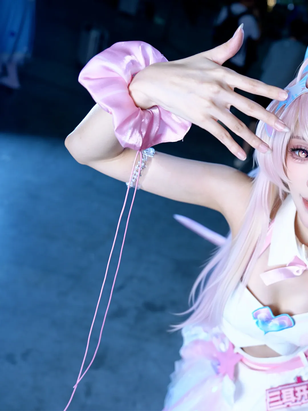 [Aemeath Cosplay] Light, Shadow, and Greatsword in the Night Session of Wuthering Waves: Aemeath Sets Off! - Image 1