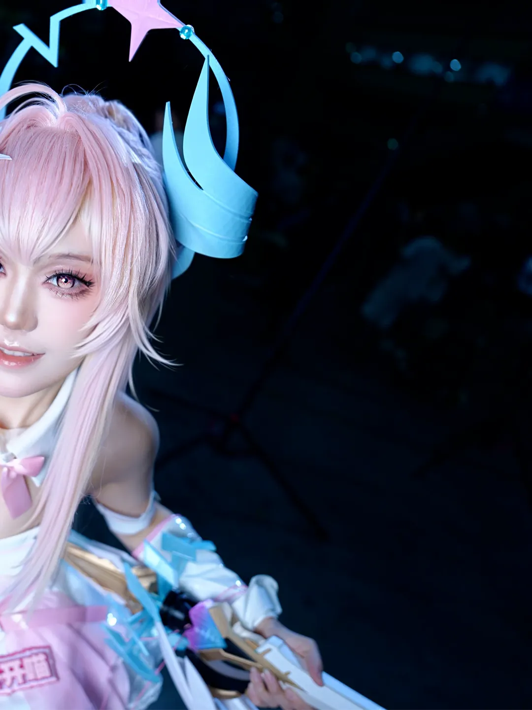 [Aemeath Cosplay] Light, Shadow, and Greatsword in the Night Session of Wuthering Waves: Aemeath Sets Off! - Image 2