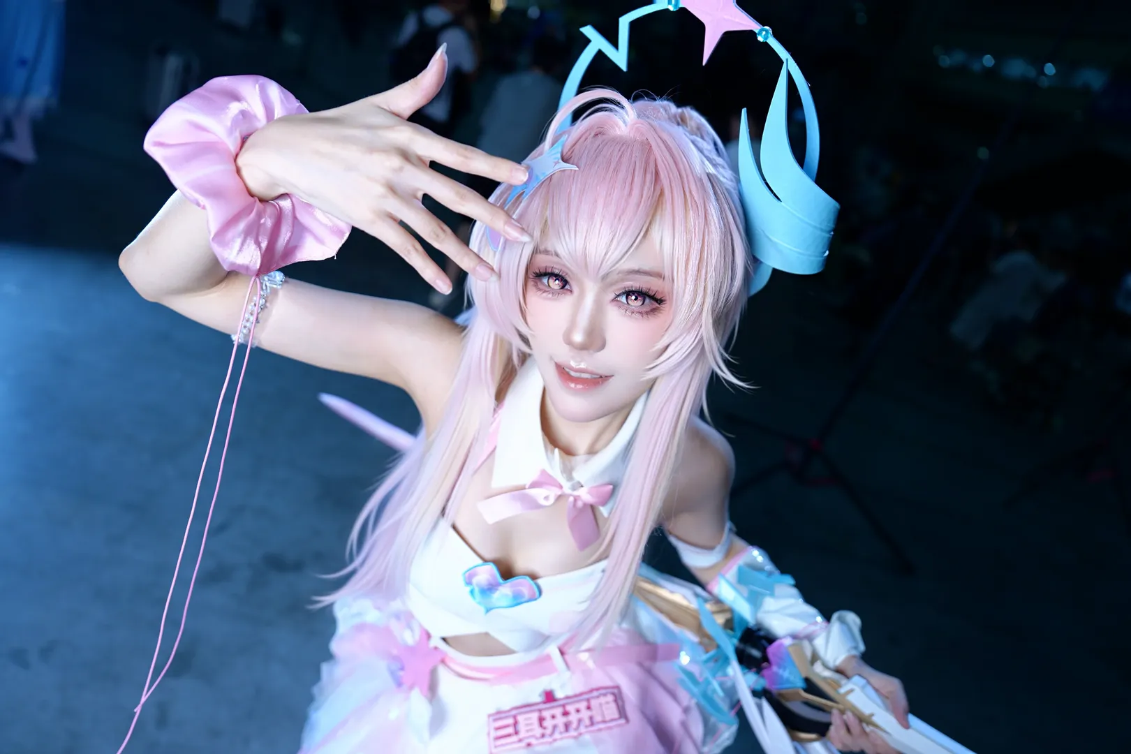 [Aemeath Cosplay] Light, Shadow, and Greatsword in the Night Session of Wuthering Waves: Aemeath Sets Off! - Image 3