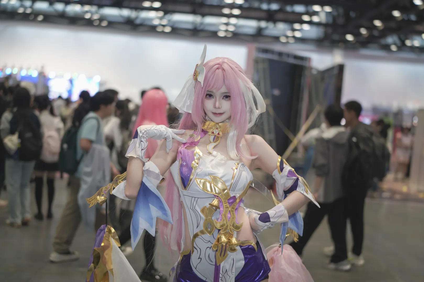 【爱莉希雅cos】爱莉希雅人之律者，梦幻粉色闪耀漫展 - 第 2 张
