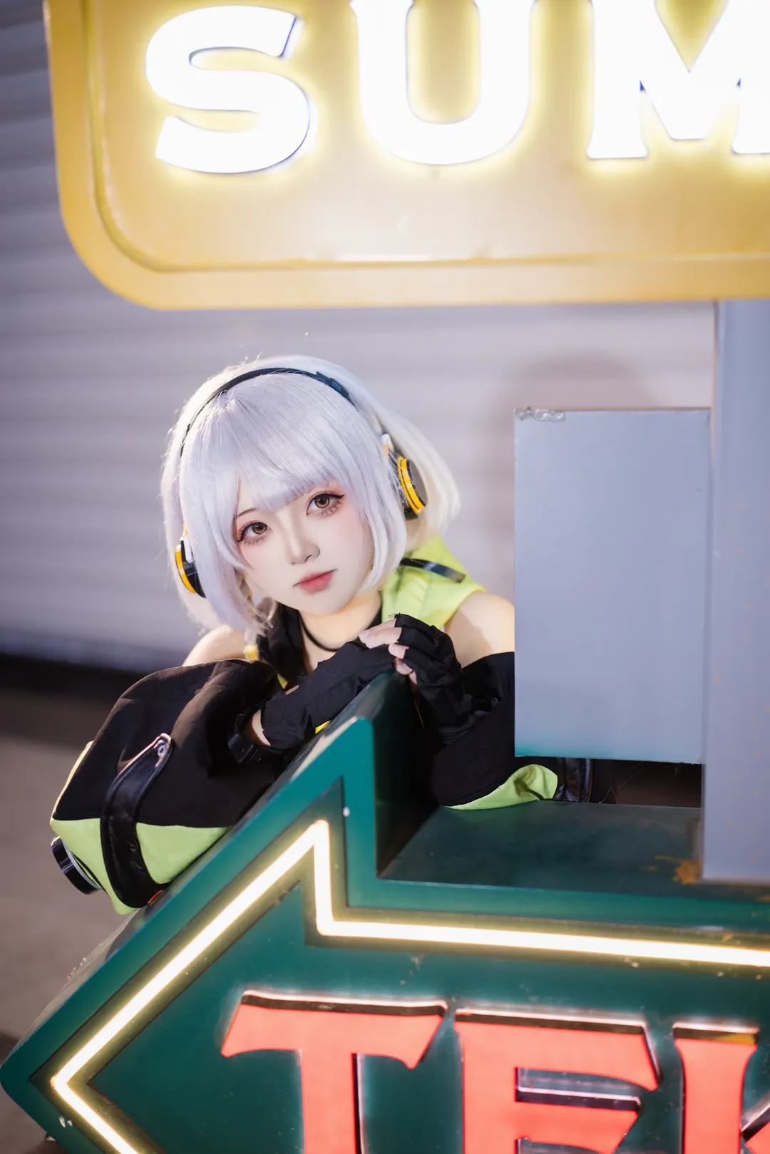 【安比德玛拉cos】都市霓虹下的绝区零少女 - 第 1 张