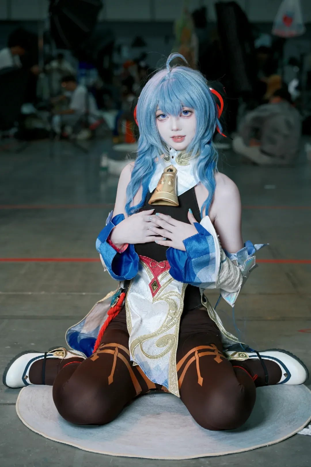 [Ganyu Cosplay] Genshin Impact's Liyue Secretary Roaming the Convention with a Greatbow - Image 1