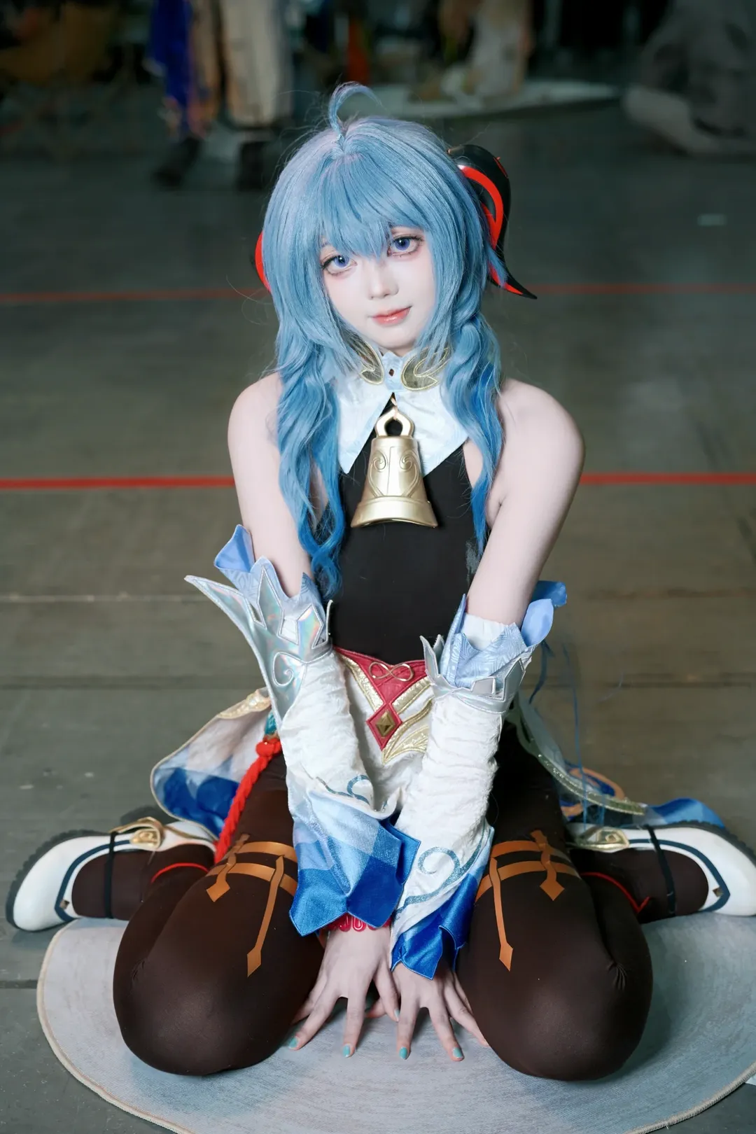 [Ganyu Cosplay] Genshin Impact's Liyue Secretary Roaming the Convention with a Greatbow - Image 3