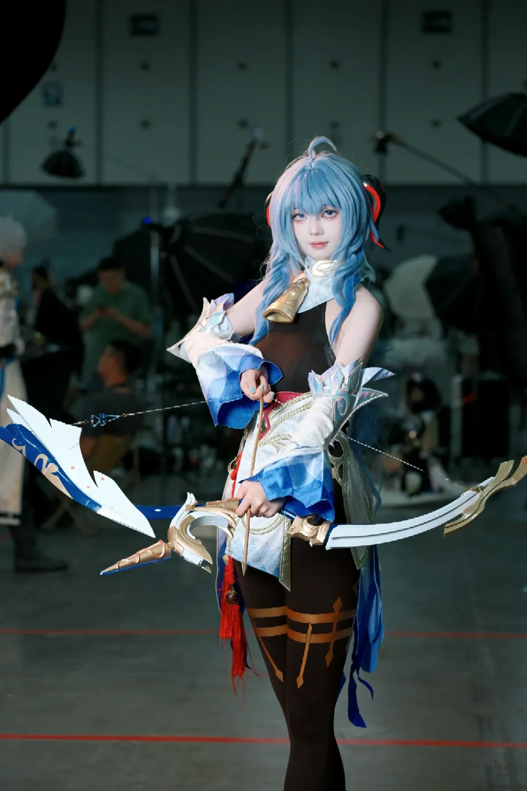[Ganyu Cosplay] Genshin Impact's Liyue Secretary Roaming the Convention with a Greatbow - Image 4