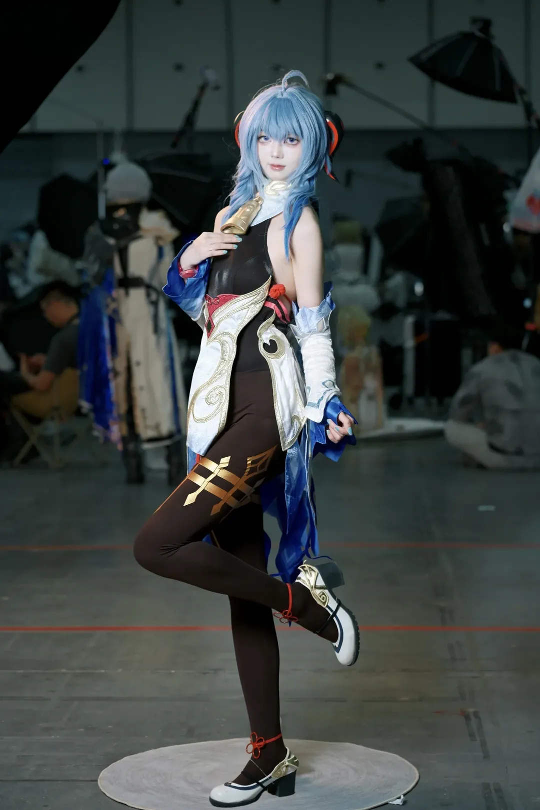 [Ganyu Cosplay] Genshin Impact's Liyue Secretary Roaming the Convention with a Greatbow - Image 6