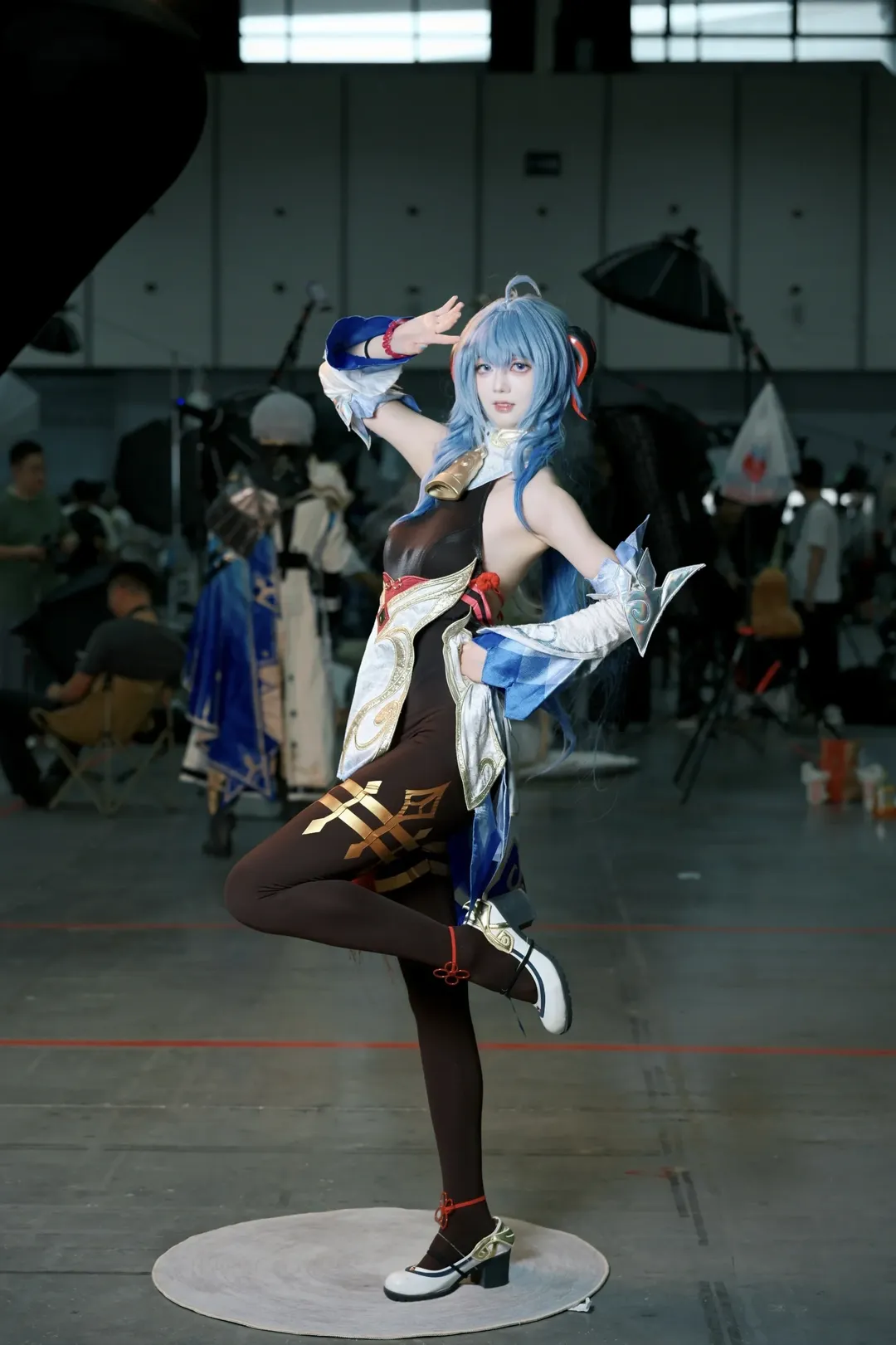 【甘雨cos】原神璃月秘书，扛着大弓逛漫展