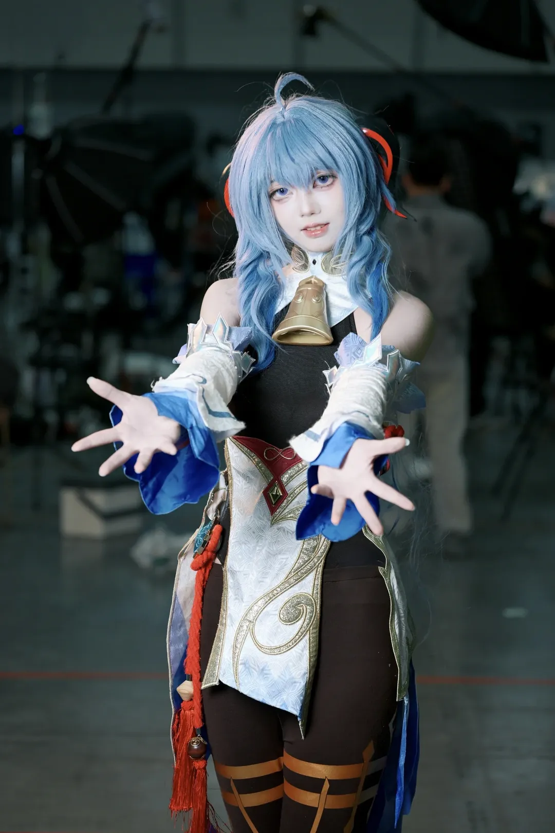 [Ganyu Cosplay] Genshin Impact's Liyue Secretary Roaming the Convention with a Greatbow - Image 8