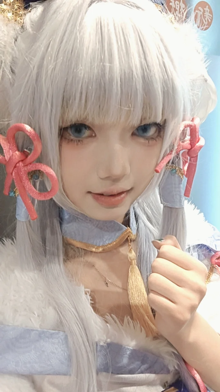 【神里绫华cos】白毛蓝瞳的少女，浅蓝领口与粉色蝴蝶结