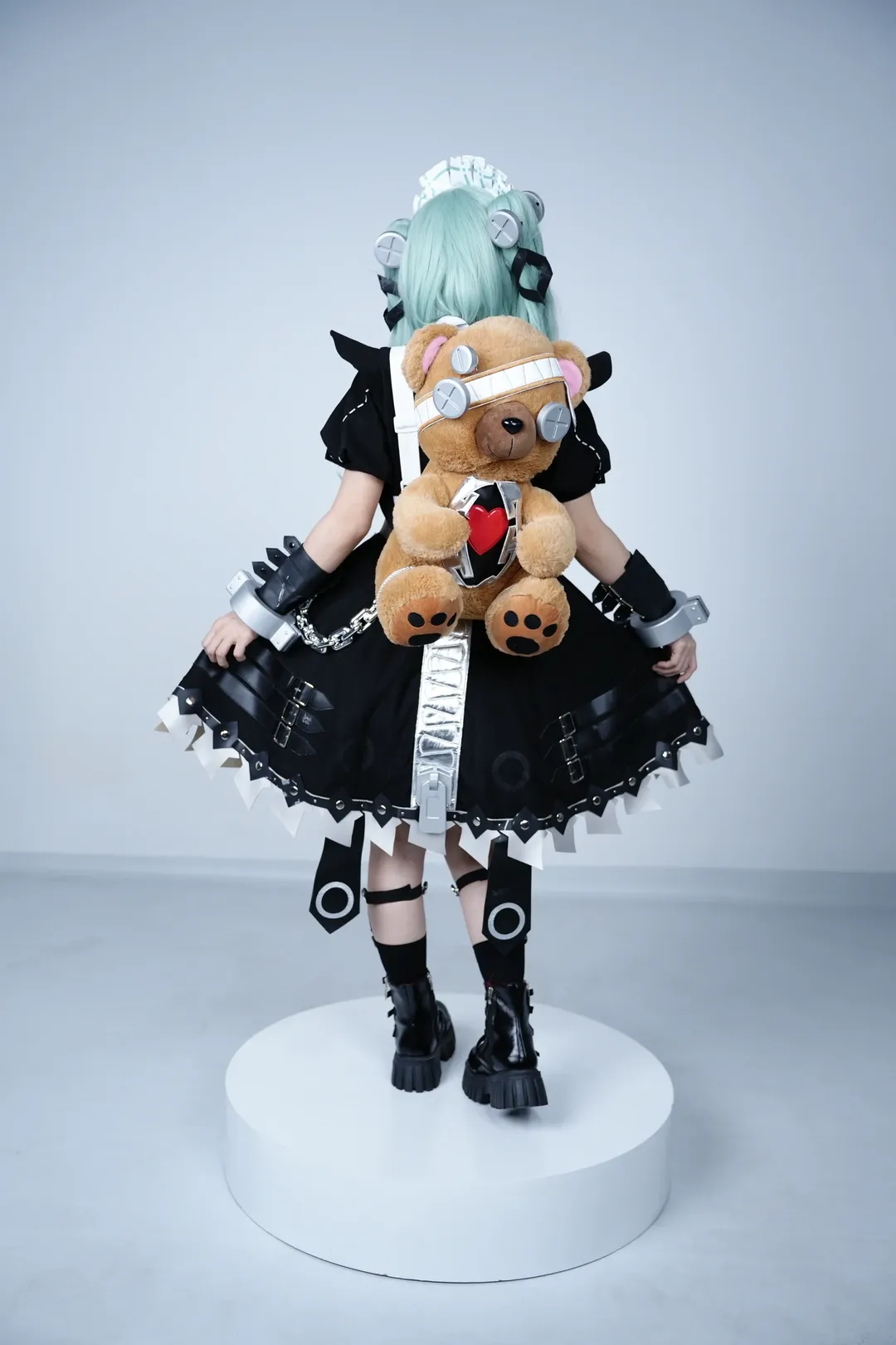 [Corin Wickes cosplay] The Mechanical Maid from Zenless Zone Zero — Faithful Recreation with the Bear - Image 4