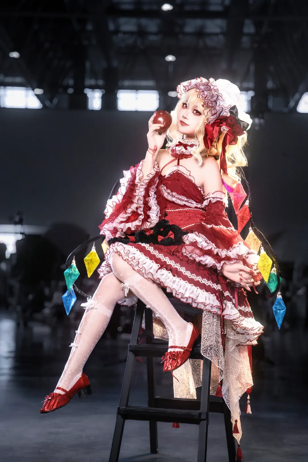 【芙兰朵露·斯卡雷特cos】东方project里的红恶魔，苹果和丝袜的完美搭配